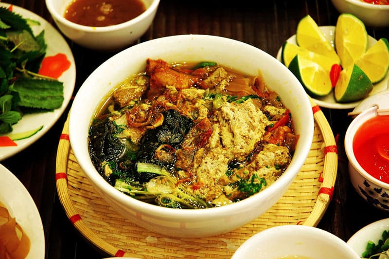 Bánh đa cua là món ăn đặc sản của Hải Phòng