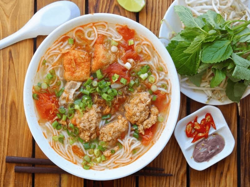 Bún riêu cua đồng miền Nam là một món ăn mang đậm văn hóa ẩm thực