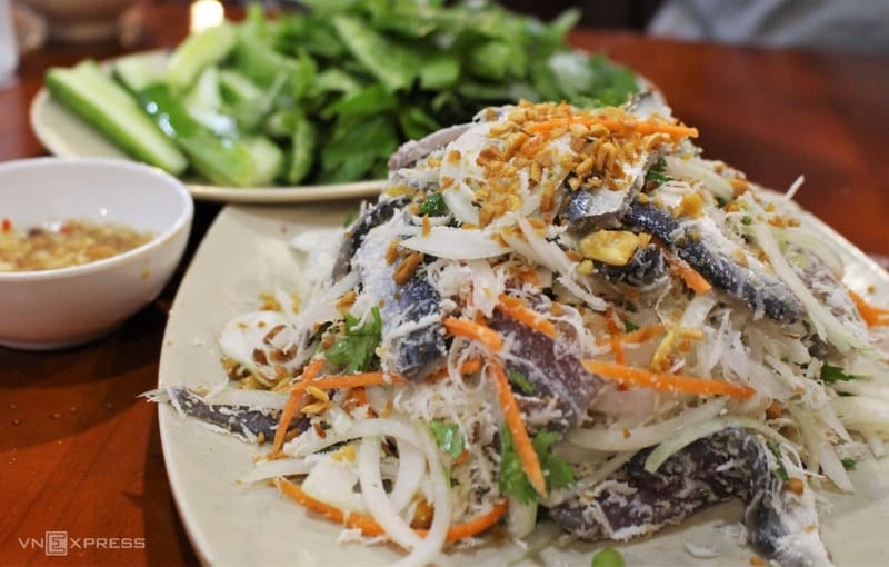 Gỏi cá trích là món ăn đặc trưng của Phú Quốc