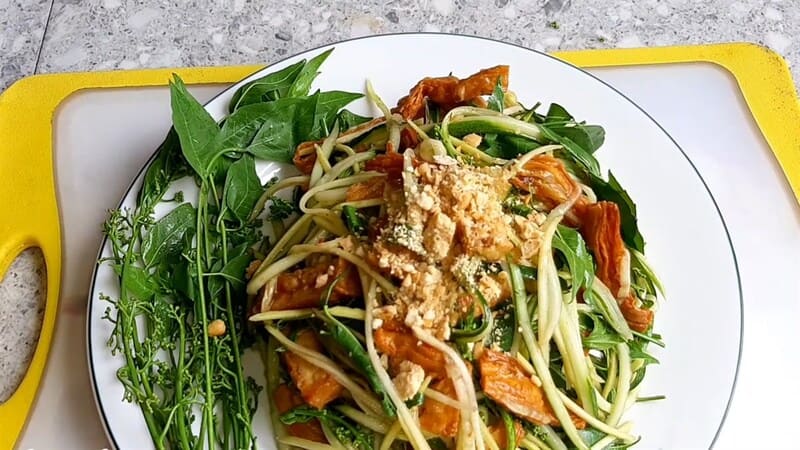 Gỏi sầu đâu tôm thịt, một món ăn đặc sản của miền Tây