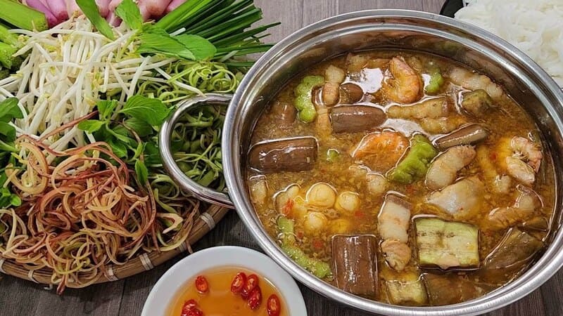 Lẩu mắm, một món ăn đặc trưng của miền Tây Nam Bộ