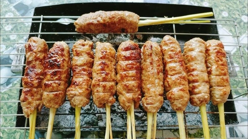 Nem lụi nướng sả món ăn dân dã nhưng đầy cuốn hút