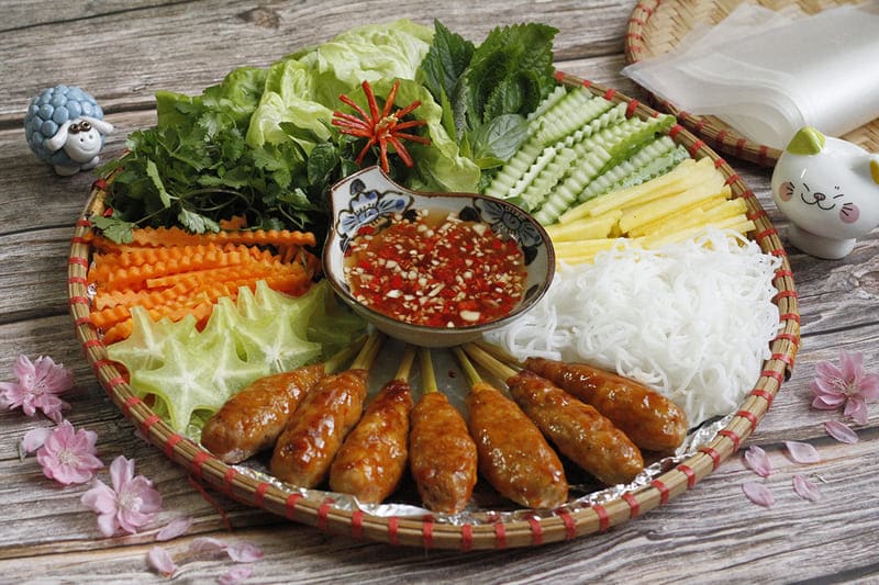 Hãy thử làm nem lụi nướng sả tại nhà